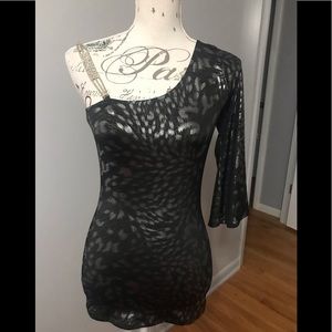 Venus metallic cold shoulder with rhinestones Wow 🤩